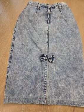 Vintage 1980s high-waisted midi denim pencil skirt With Bow Size 11